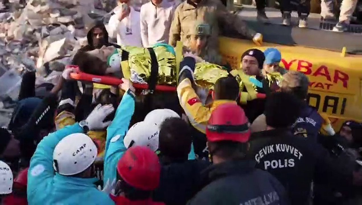 لحظات خروج ناجين من زلزال تركيا بعد مرور أكثر من 100 ساعة