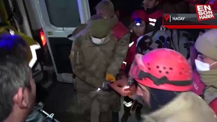 Hatay'da Sultan teyze 137 saat sonra enkaz altından çıkartıldı