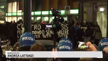Cospito, scontri a Milano fra anarchici e polizia: sassi e petardi contro le forze dell'ordine