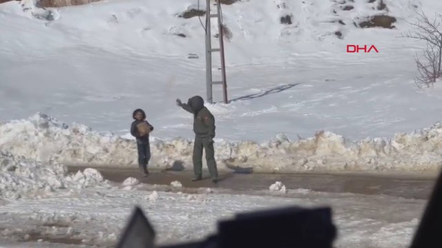 MSB paylaştı: Mehmetçiğin küçük çocukla yürek ısıtan anları böyle görüntülendi