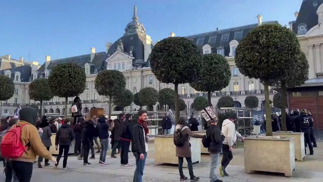 Jet d'un cocktail molotov sur un CRS lors de la manifestations contre la réforme des retraites à Rennes ce samedi 11 février 2023 (Auteur : Romain Fargeaud)