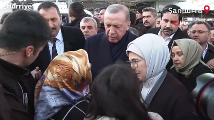 Cumhurbaşkanı Erdoğan, çadırkentte depremzedeleri ziyaret etti