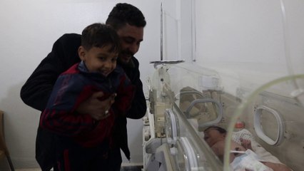 منقذ الطفلة التي ولدت تحت الأنقاض يستعد لنقلها لبيته