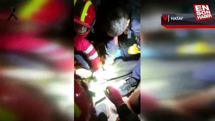 Hatay'da 136 ve 137'nci saatte biri çocuk 2 kişi enkazdan sağ çıkartıldı