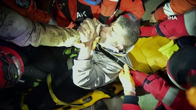 138 Saat Sonra Enkazdan Çıktı, Umutla Elini Salladı, Askerin Elini Öptü!