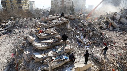 بعد 121 ساعة.. سبعينية تخرج من تحت الأنقاض