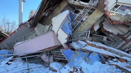 Enkazdan kendi çabaları ile çıktı: Korku dolu anları bu sözlerle anlattı