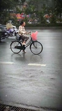 Cô gái đứng bật khóc giữa đường khiến nhiều người đồng cảm