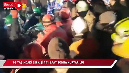 Video herunterladen: Kahramanmaraş'ta 62 yaşındaki bir kişi 141 saat sonra enkazdan kurtarıldı