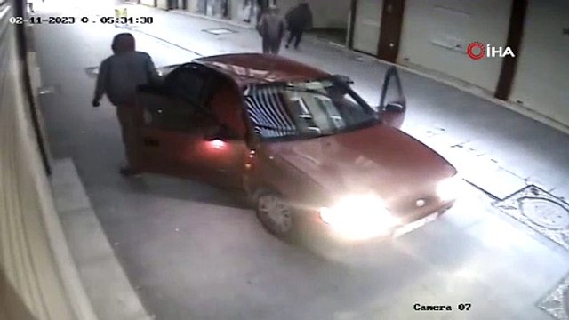 Kepenklerini araçla çarpıp kırdıkları işyerini soydular