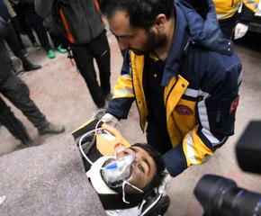 Depremden 260 saat sonra enkazdan sağ çıkarıldı, depremzedenin elindeki tesbih dikkat çekti