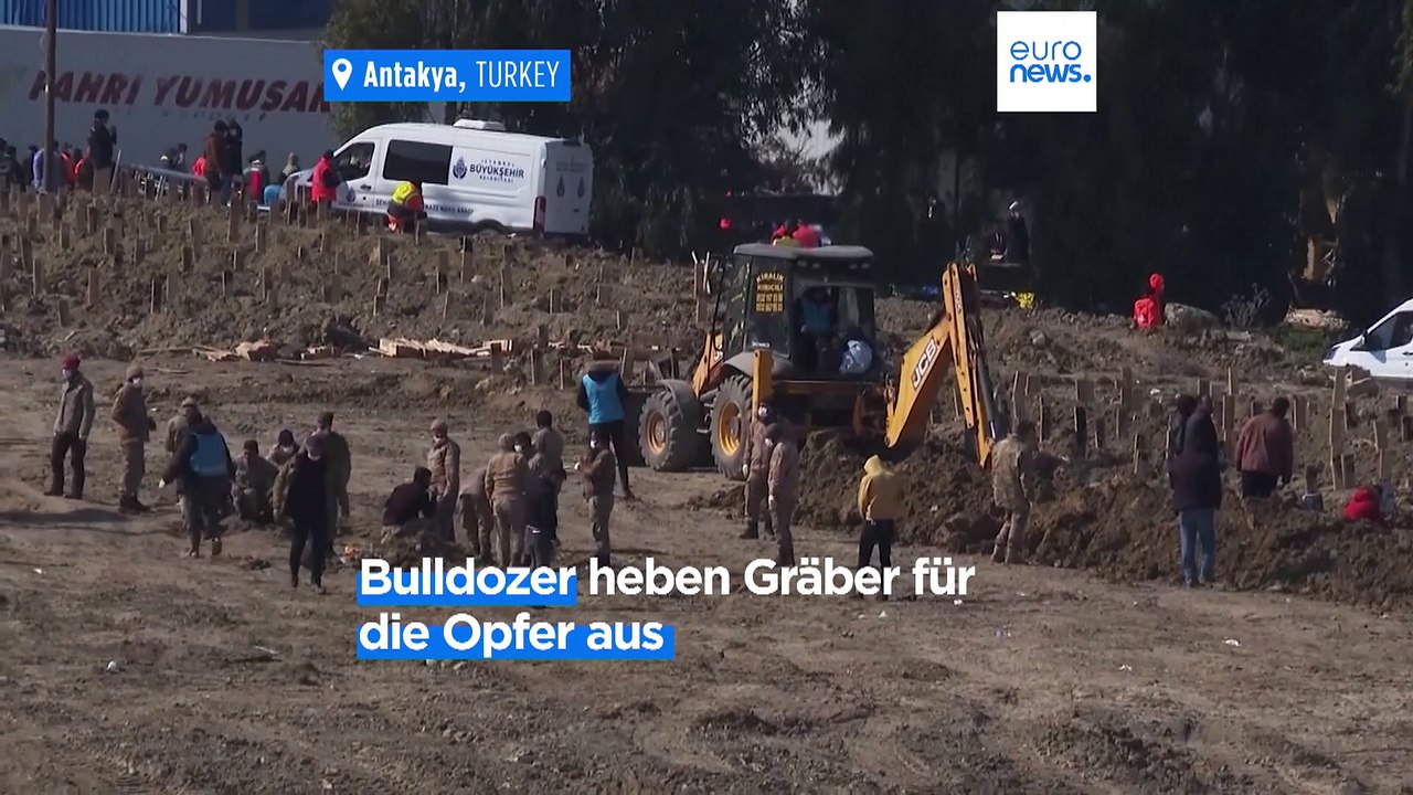 Behelfsmäßiger Friedhof in Antakya: Bulldozer heben die Gräber aus