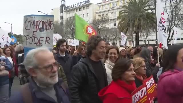 Los profesores de Portugal muestran su enfado en las calles y piden mejores salarios