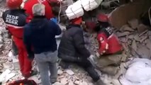 انهيار مبنى على فريق إنقاذ في تركيا