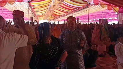 श्रद्धालुओं के साथ झूम कर नाचे, देर तक किया नृत्य