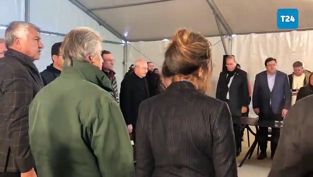 CHP'nin MYK toplantısı öncesinde depremde hayatını kaybedenler ve Deniz Baykal için saygı duruşunda bulunuldu