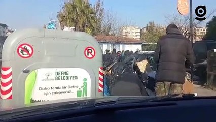 İktidara yakın isimlerin hedef gösterdiği Ahmet Şık, depremin yıktığı Defne'de depremzedeler için çalışıyor