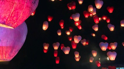 مئات الفوانيس المضيئة تزين سماء تايوان في مهرجان "سكاي لانترن"