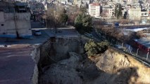 Depremin etkisiyle Gaziantep Şahinbey'de dev çukur oluştu