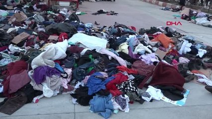 AFAD koordinasyon merkezinde sıra beklemek istemeyen tır şoförleri malzemeleri cadde ve sokaklara bıraktı