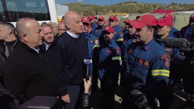 BAKAN ÇAVUŞOĞLU, YUNANİSTANLI MEVKİDAŞIYLA YABANCI ARAMA KURTARMA EKİPLERİNİ ZİYARET ETTİ