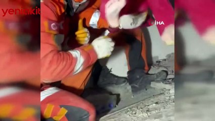 Kardeşi hayatını kaybetti! Enkazdan 132 saat sonra çıkarılan 2 yaşındaki Dilek'in yüreklere dokunan bakışları