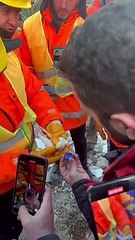 CHP'li Kaya, enkazın altından çıkan muhabbet kuşunu kayda aldı