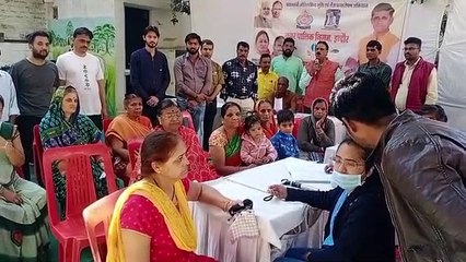 स्वास्थ्य शिविर में जांच कराकर ली स्वास्थ्य की जानकारी