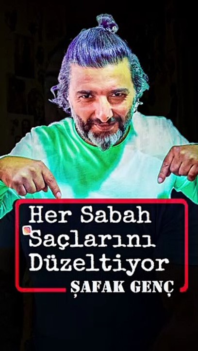 Her Sabah Saçlarını Düzeltiyor