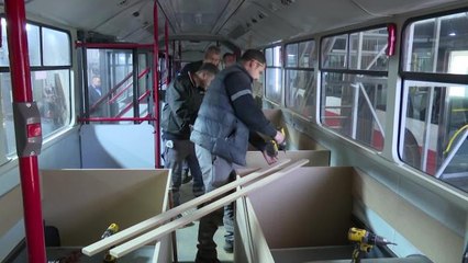 İzmir'de Otobüsler Depremzedeler İçin Barınma Aracına Dönüştürüldü