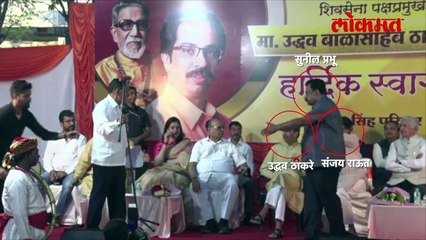 ठाकरे थांबले, राऊत बोलले... स्टेजवर काय घडलं?