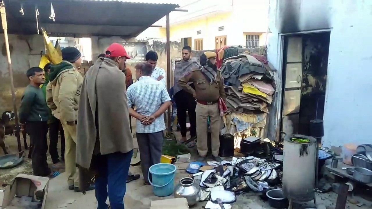 दुकान में लगी आग, लाखों का सामान जला