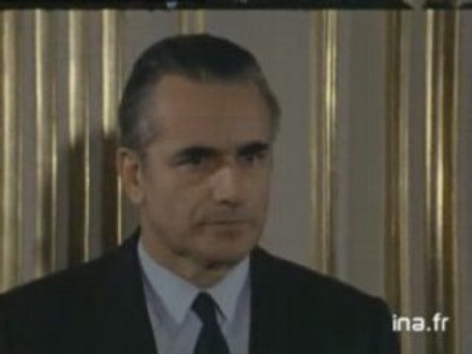 Chaban-Delmas visite les bidonvilles