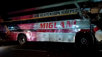 बस की आमने-सामने टक्कर, एक चालक की मौत, दर्जनभर घायल