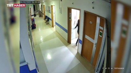 Deprem anında kaçmak yerine hastaları kurtardı