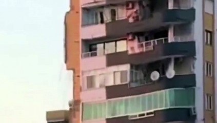 Buzdolabı asılı kalan Kubilay Apartmanı'nın kalan yarısı da çöktü