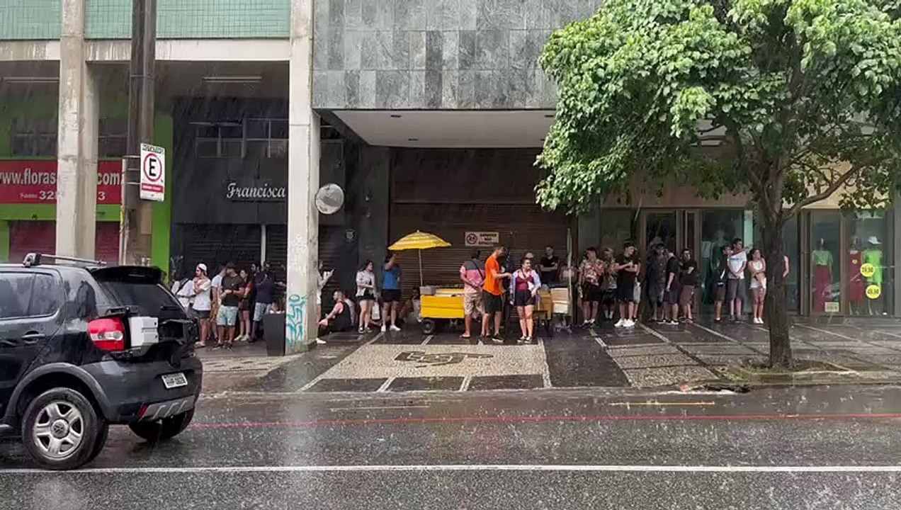 Chuva dispersa foliões que acompanhavam o bloco CARNAKVSH