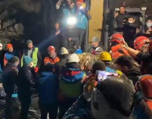 DEPREMDEN 160 SAAT SONRA ÇIKARILDI