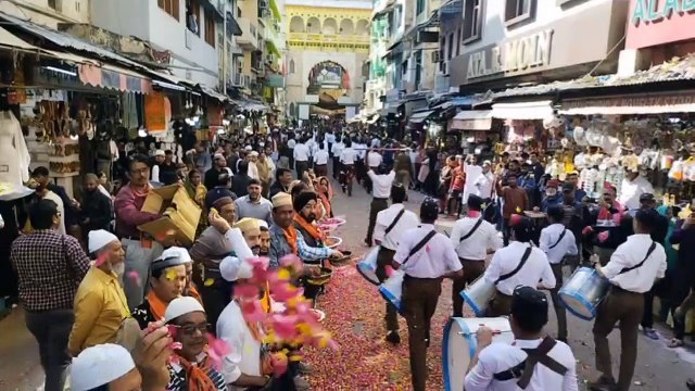 स्वयंसेवकों के पथ संचलन पर दरगाह के बाहर बरसाए गए फूल