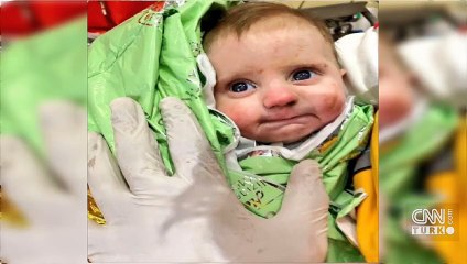 Annesinin yokluğunda sağlıkçıya tutundu