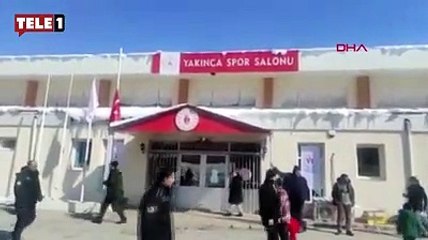 Polis ekibi moral vermek için depremzede çocuklarla futbol oynadı