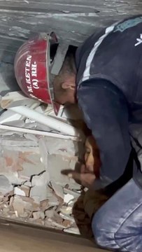 Amasyalı madenci elleriyle kazdığı enkazdaki kadının yüzünü böyle yıkadı