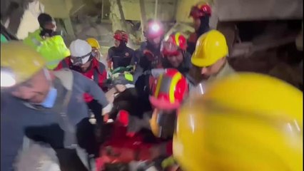 Hatay'da Bir Kız Çocuğu, Depremden 162 Saat Sonra Enkazdan Sağ Kurtarıldı