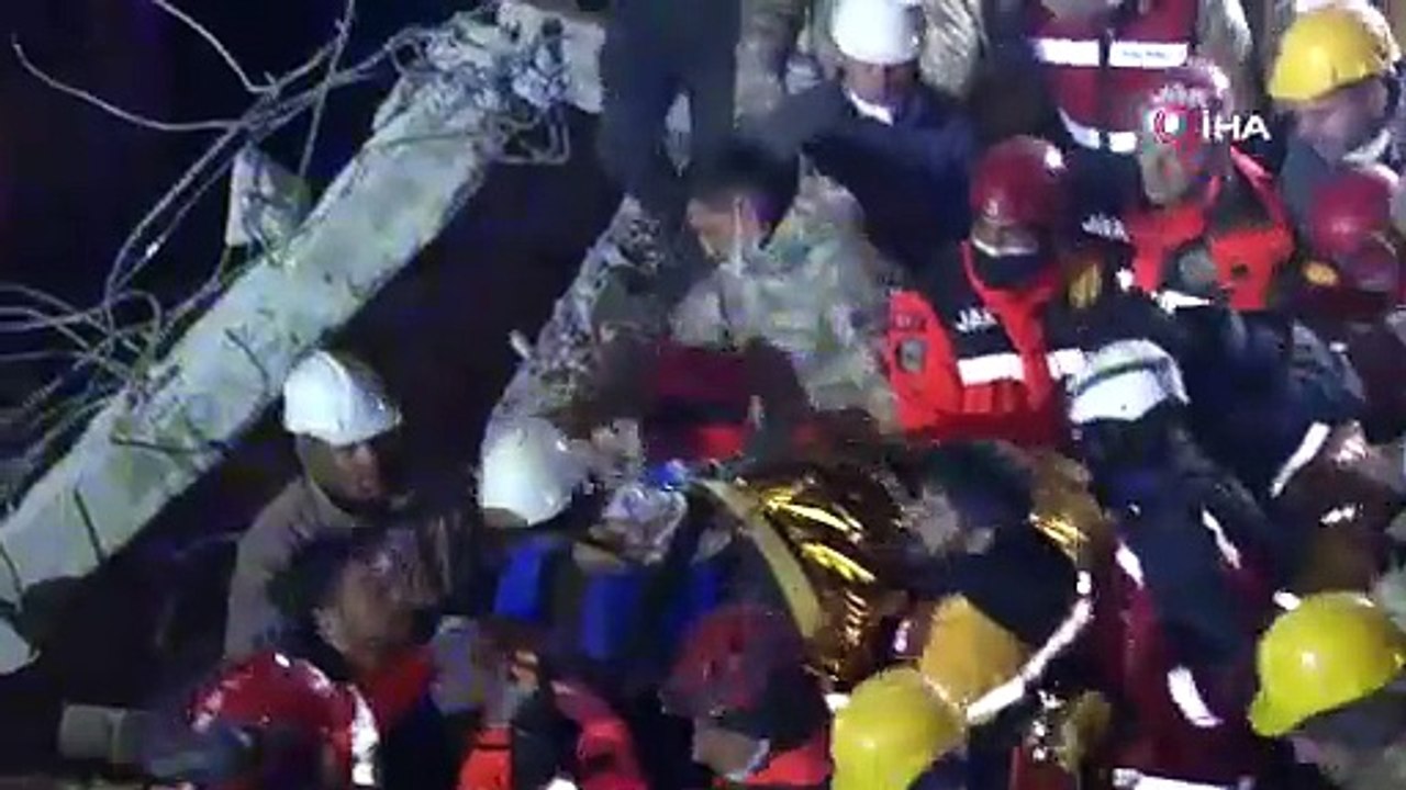 Naime abla asrın felaketinde umudun adı oldu, 165. saatte enkazdan kurtarıldı