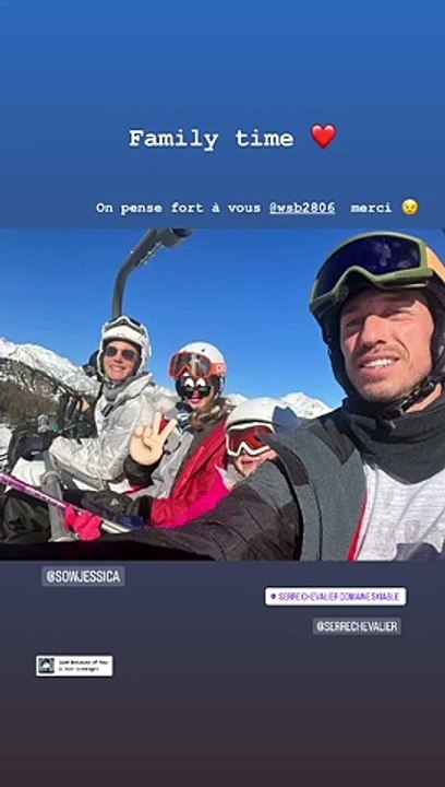 Frédérick Bousquet avec sa fille Manon (dont la maman est Laure Manaudou), sa compagne Jessica et sa belle-fille. La famille recomposée en vacances au ski, dans la station de Serre-Chevalier. Le 12 février 2023.