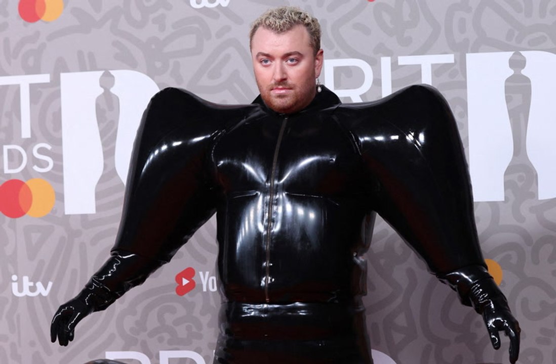 Brit Awards: Sam Smith sorgt mit krassem Latex-Outfit für Aufsehen