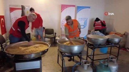 Van Valiliği koordinasyonunda depremzedelere sıcak yemek