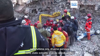I salvataggi tra le macerie in Turchia. In Siria aiuti col contagocce