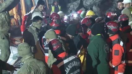 Naime Abla asrın felaketinde umudun adı oldu, 165. saatte enkazdan kurtarıldı