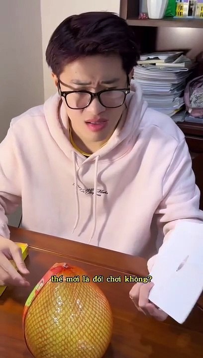 Thử thách chồng cho quả bưởi qua lỗ giấy nhỏ, vợ bất ngờ với IQ vô cực của anh: Có tiền là làm được tất